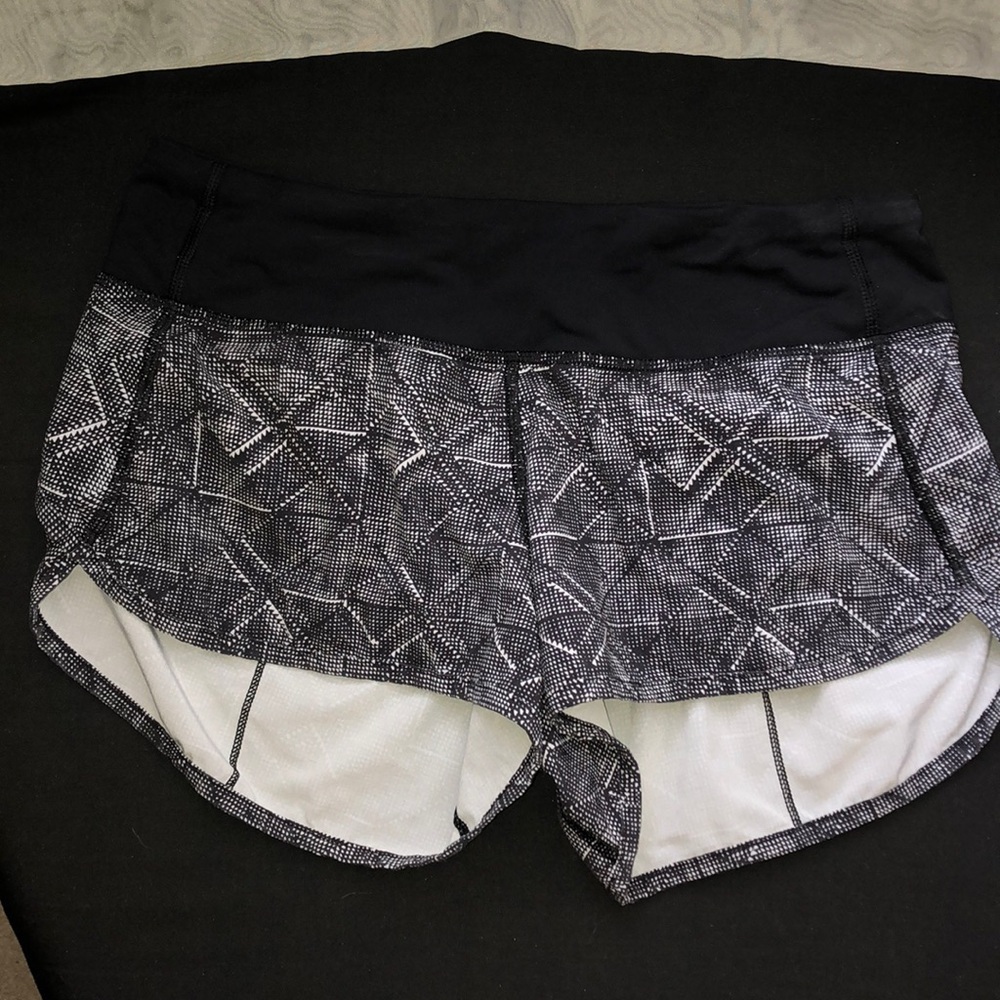 Lululemon black and white Speed Up Short